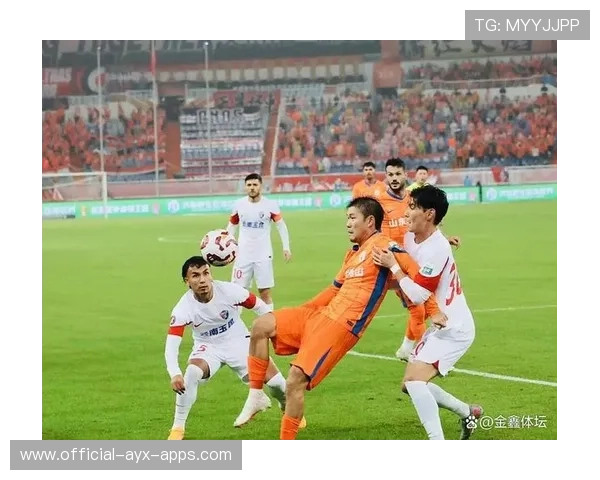 青岛海牛反击推进提速，直传身后一脚到位